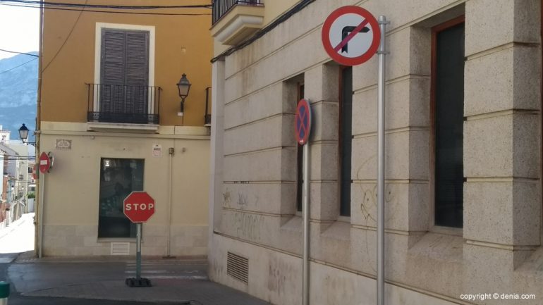 Señales indicadoras en la calle Sont Josep de Dénia