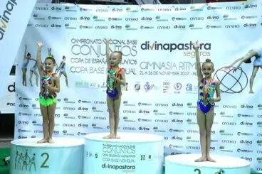 sofia corti en el podio como subcampeona prebenjamin