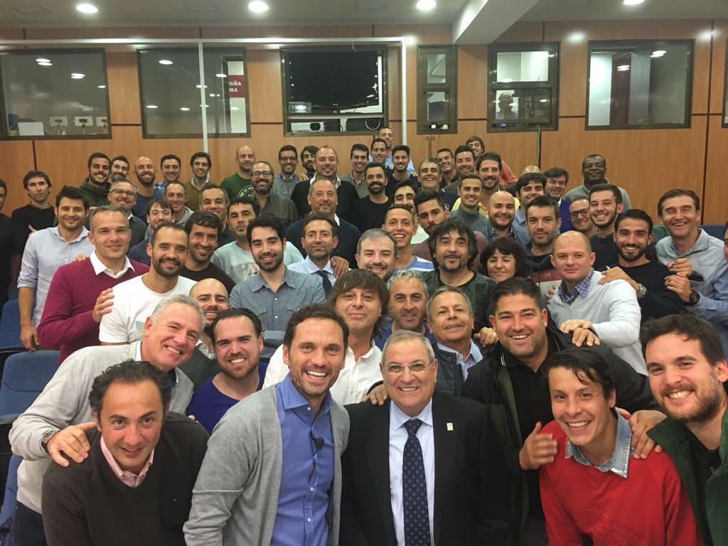 tano berto junto a sus companeros del curso