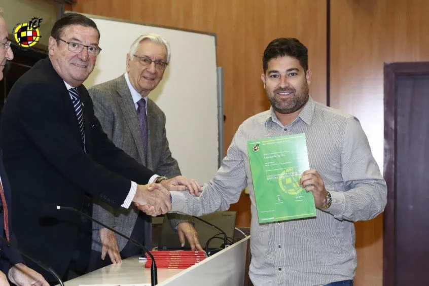 tano berto recogiendo su diploma