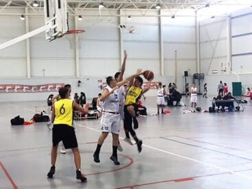 tapon de un jugador del cb lucentum alicante a un cadete del denia basquet