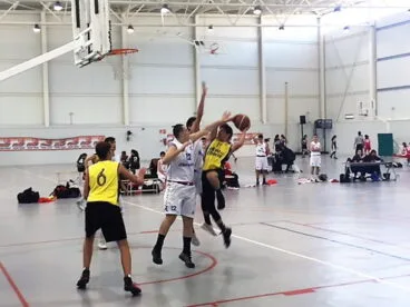 tap d'un jugador del cb lucentum alacant a un cadet del denia basquet