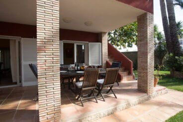 Terraza con muebles Aguila Rent a Villa