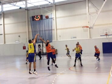 tiro de un jugador dianense ante el cb teulada