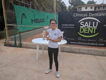 Vera Martínez con su trofeo