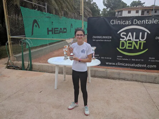 Buenos resultados para los tenistas del Club Tenis Dénia en la liga comarcal 5 vera martinez con su trofeo