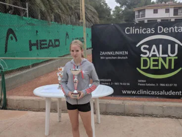 Victoria Berleeva con su trofeo