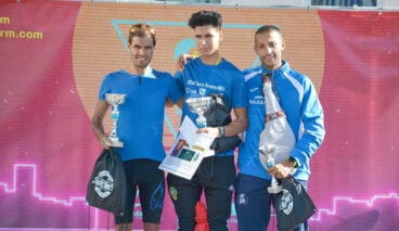 youssef ahatach en el podio como tercer absoluto