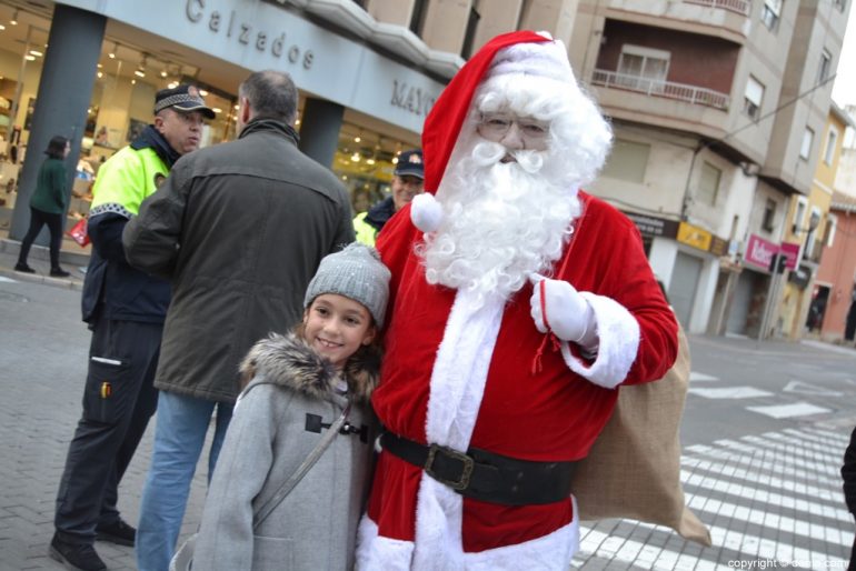 Visita de Papá Noel a Dénia - Papá Noel con una niña