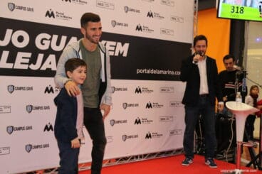 Gayà en Portal de la Marina – foto con un futbolero