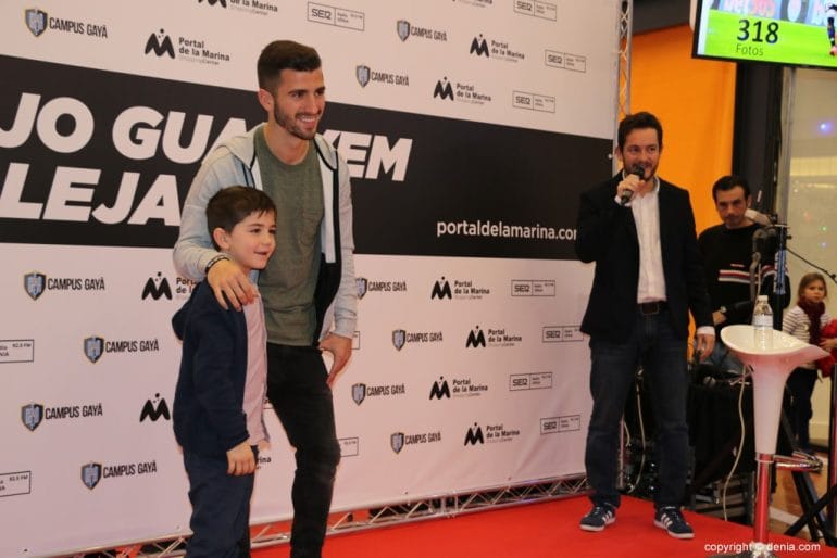 Gayà en Portal de la Marina - foto con un futbolero
