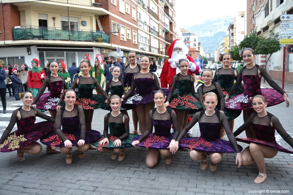 Visita de Papá Noel a Dénia – Papá Noel con las bailarinas