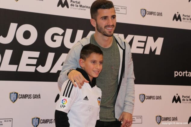 07 gaya en portal de la marina con un valencianista