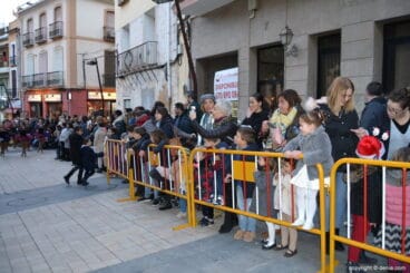 Visita de Papá Noel a Dénia – Niños esperando
