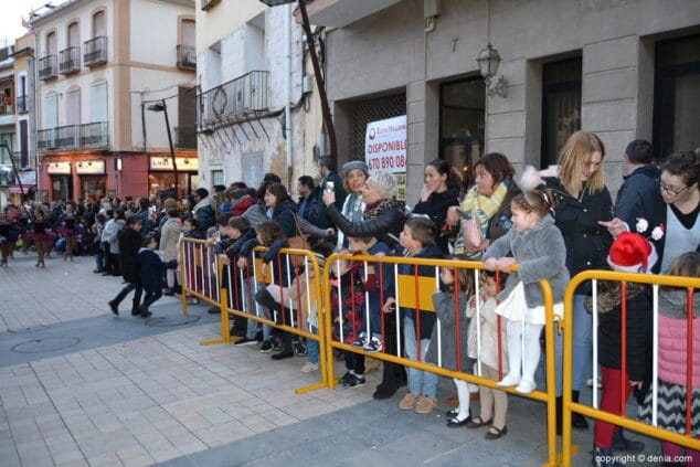 14 visita de papa noel a denia ninos esperando
