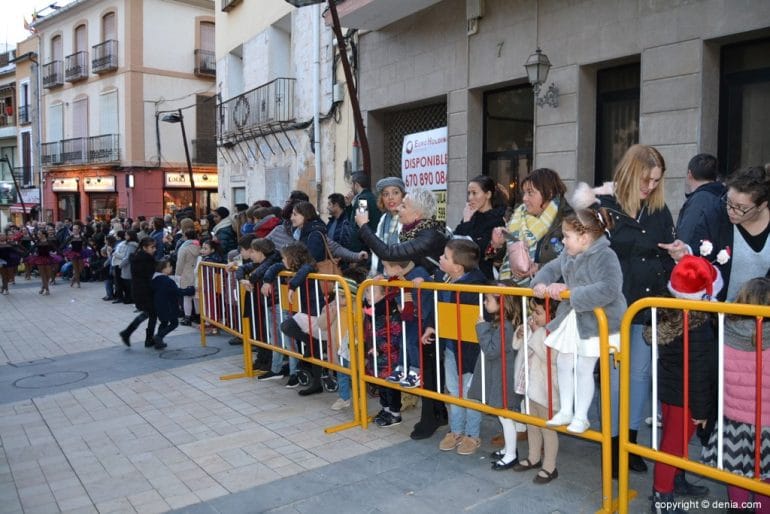 Visita de Papá Noel a Dénia - Niños esperando