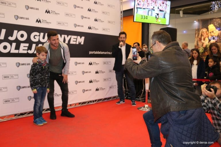 Gayà en Portal de la Marina - Gayà con unos seguidores