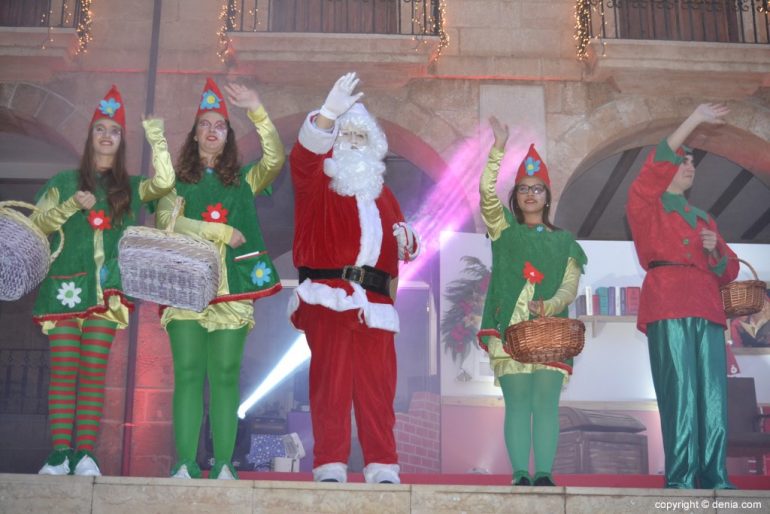 Visita de Papá Noel a Dénia - Papá Noel y los elfos