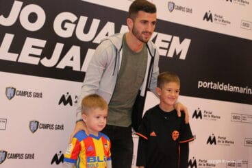 Gayà en Portal de la Marina – Gayà con unos seguidores