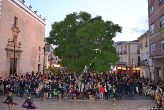 19 visita de papa noel a denia publico esperando