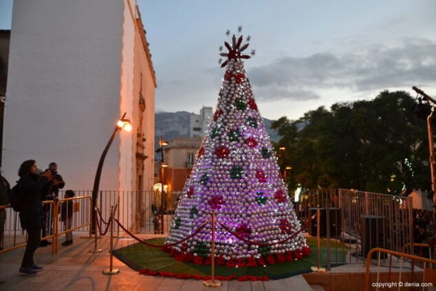 20 visita de papa noel a denia ninos entregando sus cartas