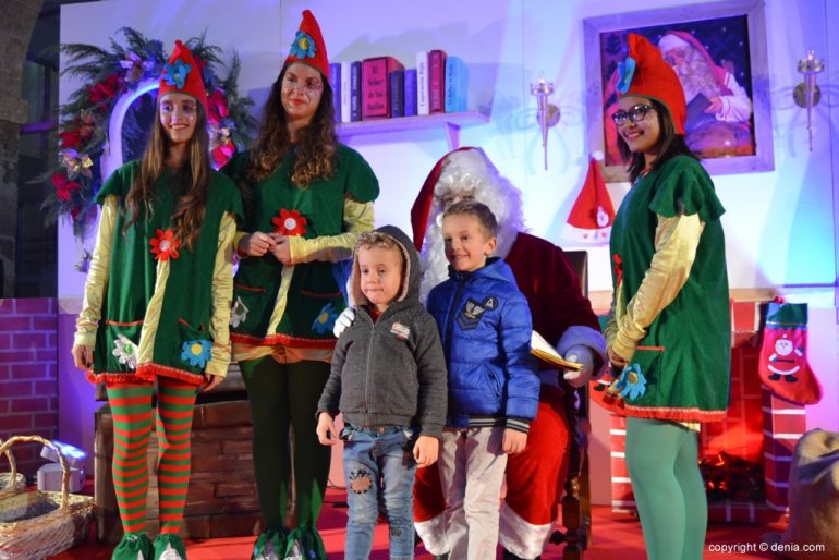 Visita del Pare Noel a Dénia - Nens lliurant les seues cartes