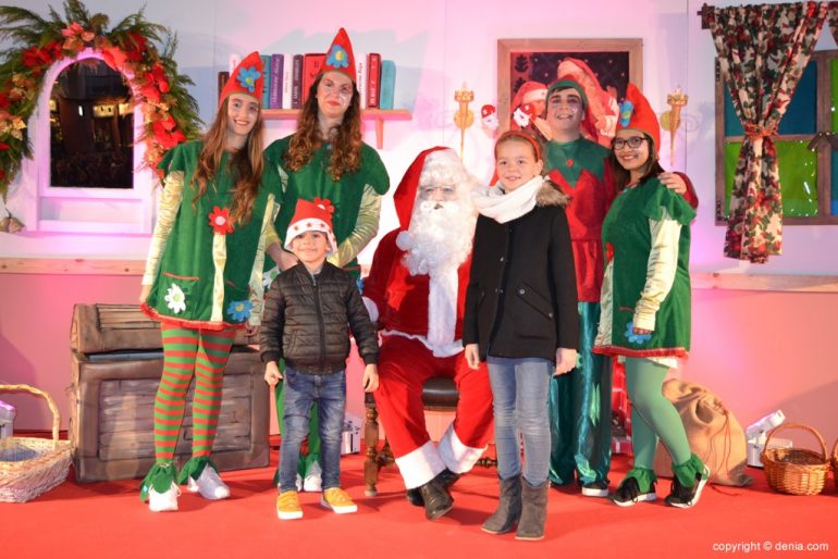 Visita de Papá Noel a Dénia - Niños entregando sus cartas