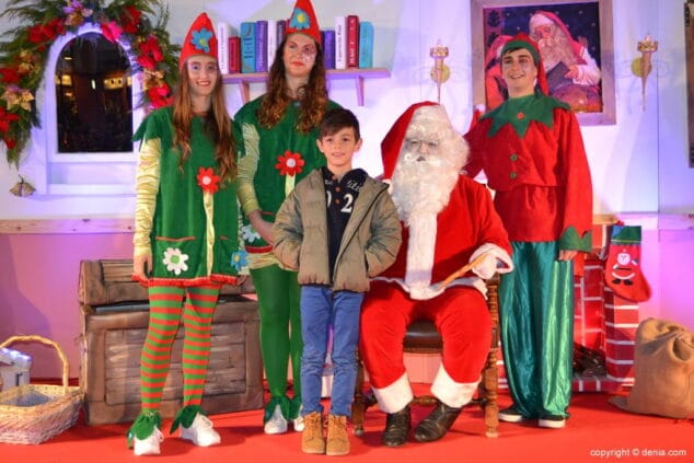 24 visita de papa noel a denia ninos entregando sus cartas