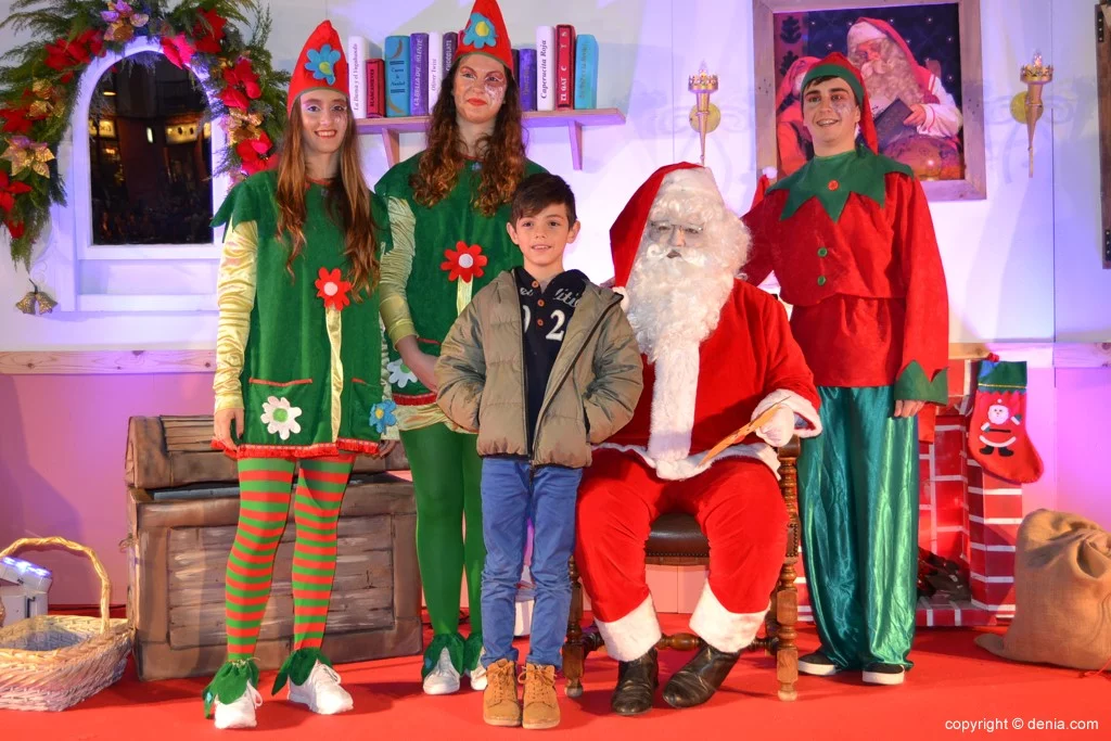Visita de Papá Noel a Dénia – Niños entregando sus cartas