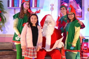 Visita de Papá Noel a Dénia – Niños entregando sus cartas