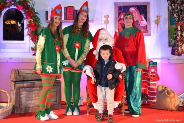 26 visita de papa noel a denia ninos entregando sus cartas