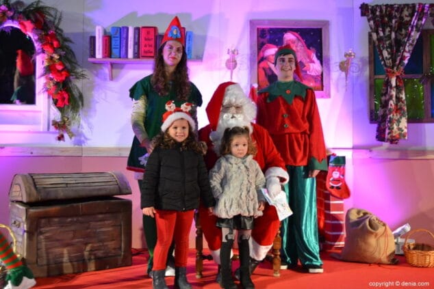 27 visita de papa noel a denia ninos entregando sus cartas