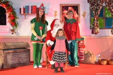 Visita de Papá Noel a Dénia – Niños entregando sus cartas