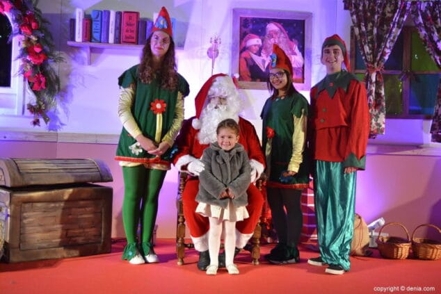 29 visita de papa noel a denia ninos entregando sus cartas