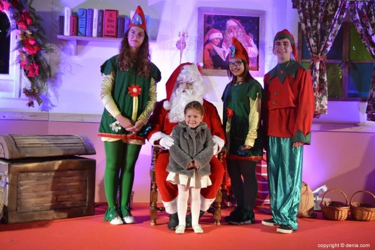 Visita de Papá Noel a Dénia - Niños entregando sus cartas