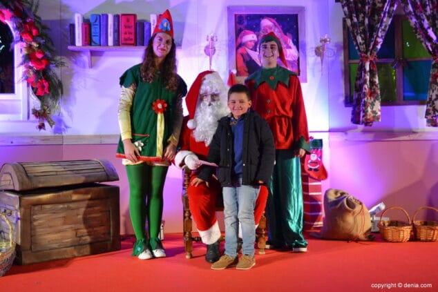 30 visita de papa noel a denia ninos entregando sus cartas