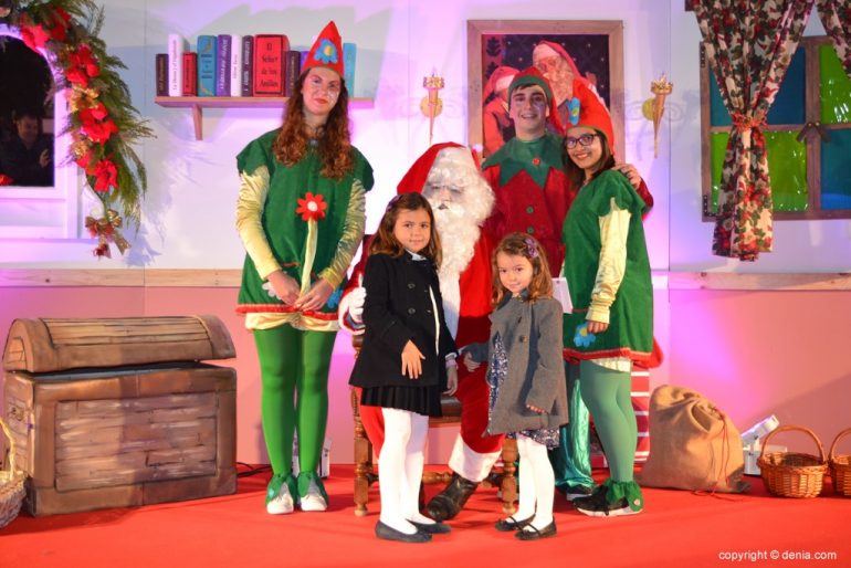 Visita de Papá Noel a Dénia - Niños entregando sus cartas
