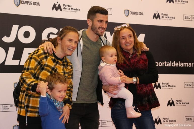 Gayà en Portal de la Marina - Gayà con fans