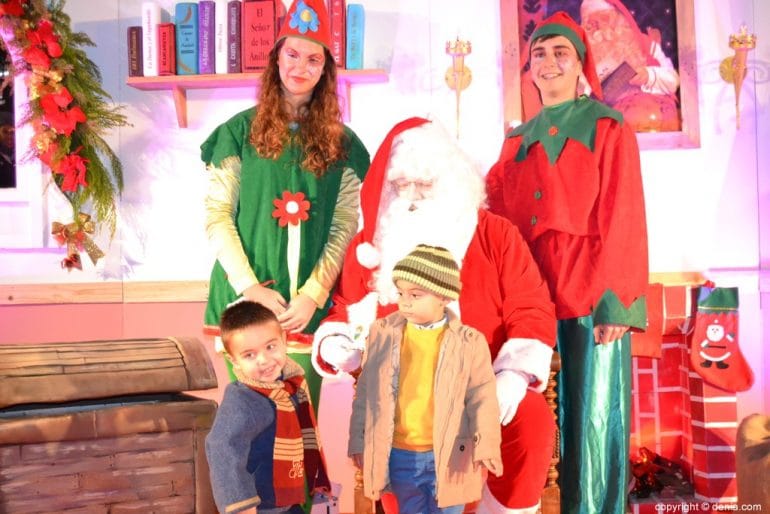 Visita de Papá Noel a Dénia - Niños entregando sus cartas
