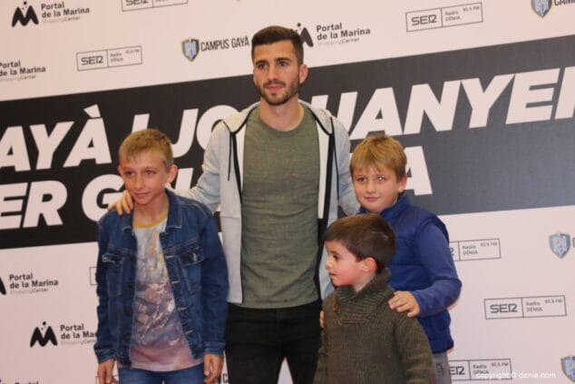 33 gaya en portal de la marina gaya con fans