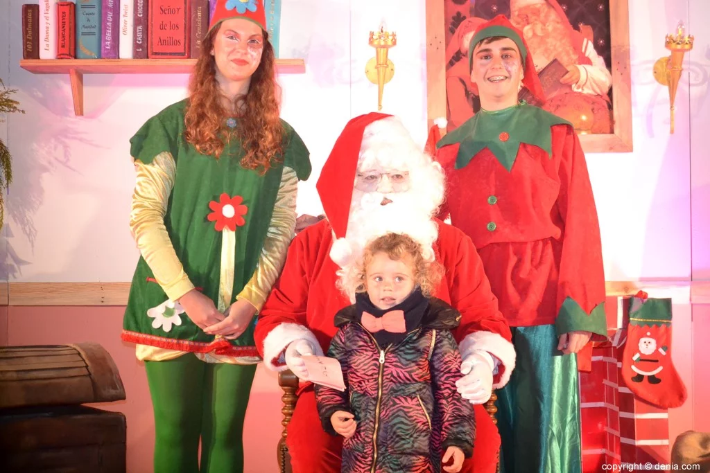 Visita de Papá Noel a Dénia – Niños entregando sus cartas