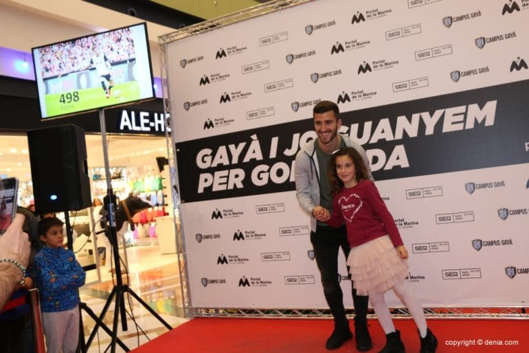 Gayà en Portal de la Marina - Gayà con una fan