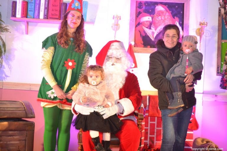 Visita de Papá Noel a Dénia - Niños entregando sus cartas