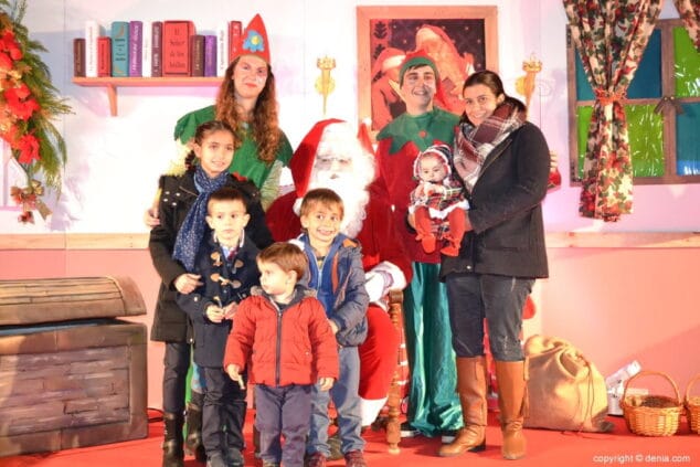 37 visita de papa noel a denia ninos entregando sus cartas