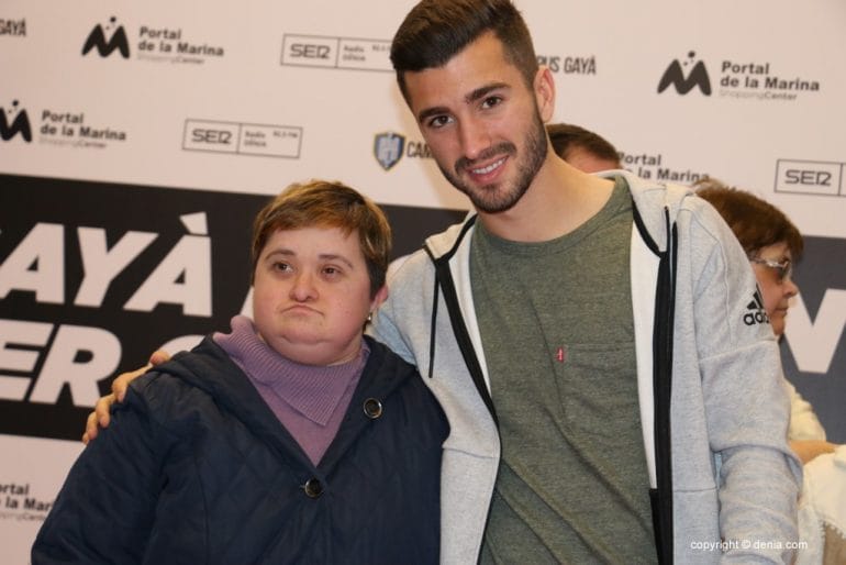 Gayà en Portal de la Marina - Con una seguidora