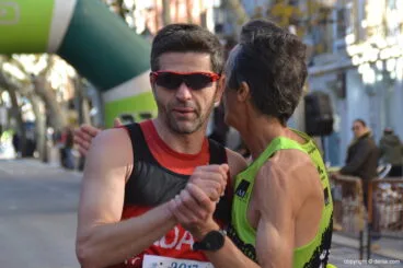 Abrazo entre Sergi Torres y Víctor Fernández