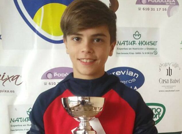 adria marti con su trofeo de campeon alevin en bellreguard 1