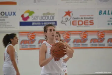 Alba Zapico lanzando un tiro libre