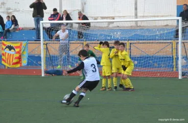 Alevín del Valencia lanzando una falta