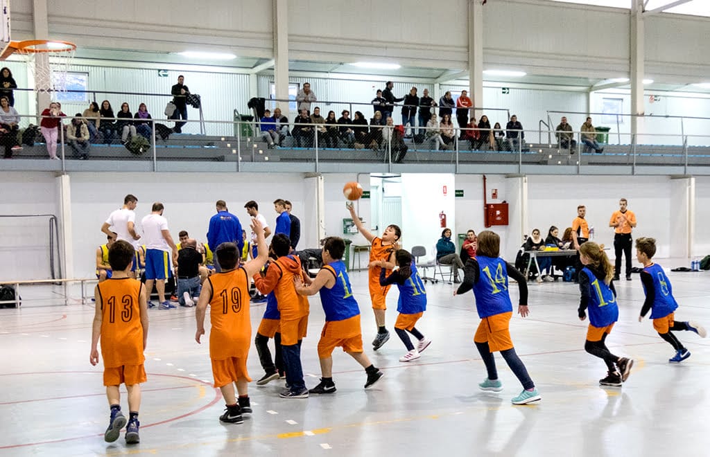 Un mal segundo cuarto condenó al senior del Dénia Básquet ante el CB Jorge Juan (75 a 83) 2 alumnos del colegio llebeig jugando